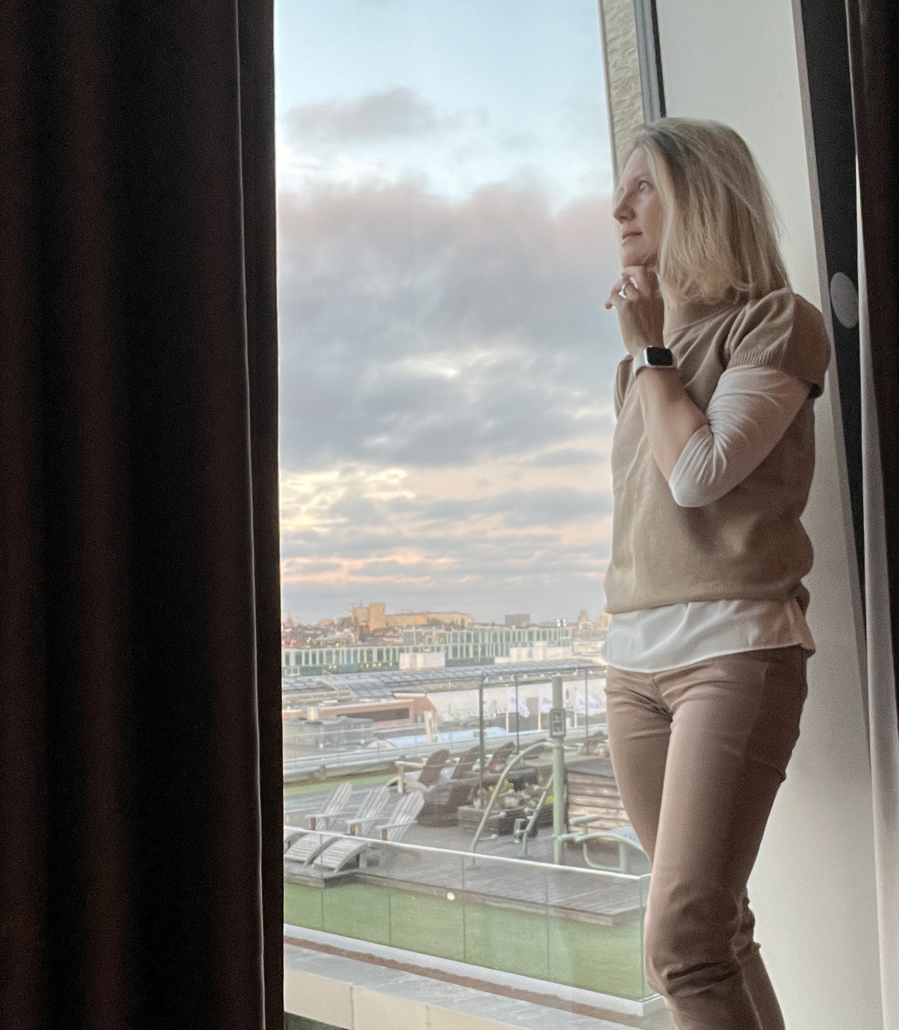 Katja Kaiser – nachdenklich am Fenster